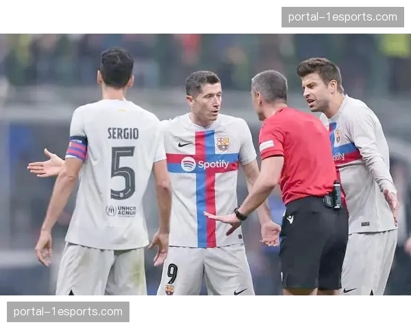 欧冠赛场出现争议判罚，VAR（视频挑战系统）回放长达五分钟