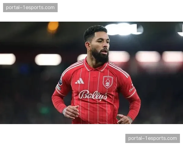 伤病报告：维拉中场核心道格拉斯-路易斯缺席关键战役，球队攻防转换受考验。