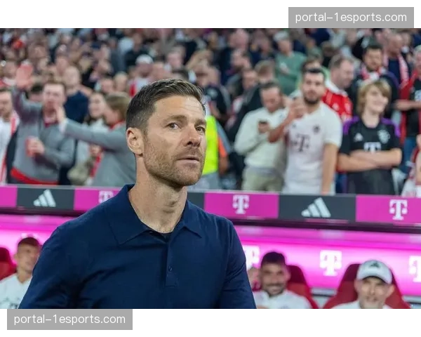 特写：勒沃库森主帅阿隆索在边线冷静指挥，与对方教练形成鲜明对比