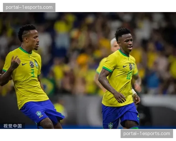 特写:维尼修斯突破造点后疑似受伤,在场边接受紧急治疗 特写:维尼修斯突破造点后疑似受伤,在场边接受紧急治疗