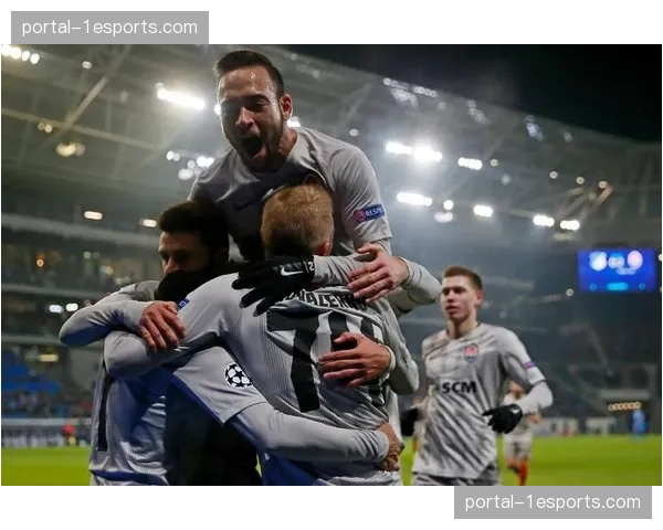 特写瞬间：争议点球判罚后，美因茨门将与裁判长时间理论